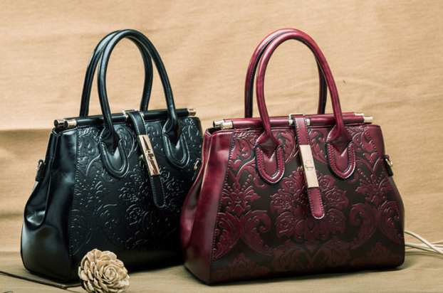   Bạn nên ưu tiên chọn những chiếc túi có hình hộp, chất liệu bằng da và màu sắc nhã nhặn để làm quà tặng cho mẹ.  