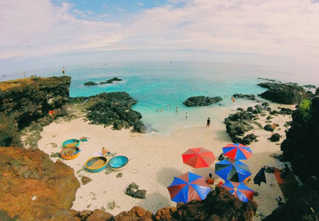   Đảo Lý Sơn gây ấn tượng với du khách bởi không khí trong lành cùng vẻ đẹp hoang sơ và những bãi cát trải dài, trắng mịn,... (Ảnh: lysonexplorer)  