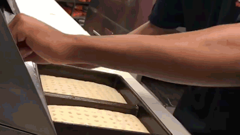 Phẫn nộ nhân viên nhổ nước bọt vào pizza của khách