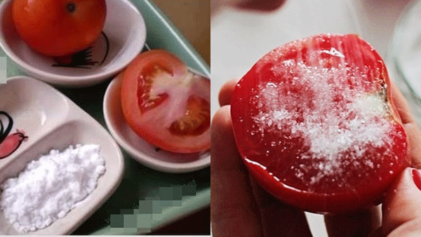 Chấm miếng cà chua vào muối rồi chà nhẹ, sau 15 phút nám mờ sạch, da căng mịn, hồng hào