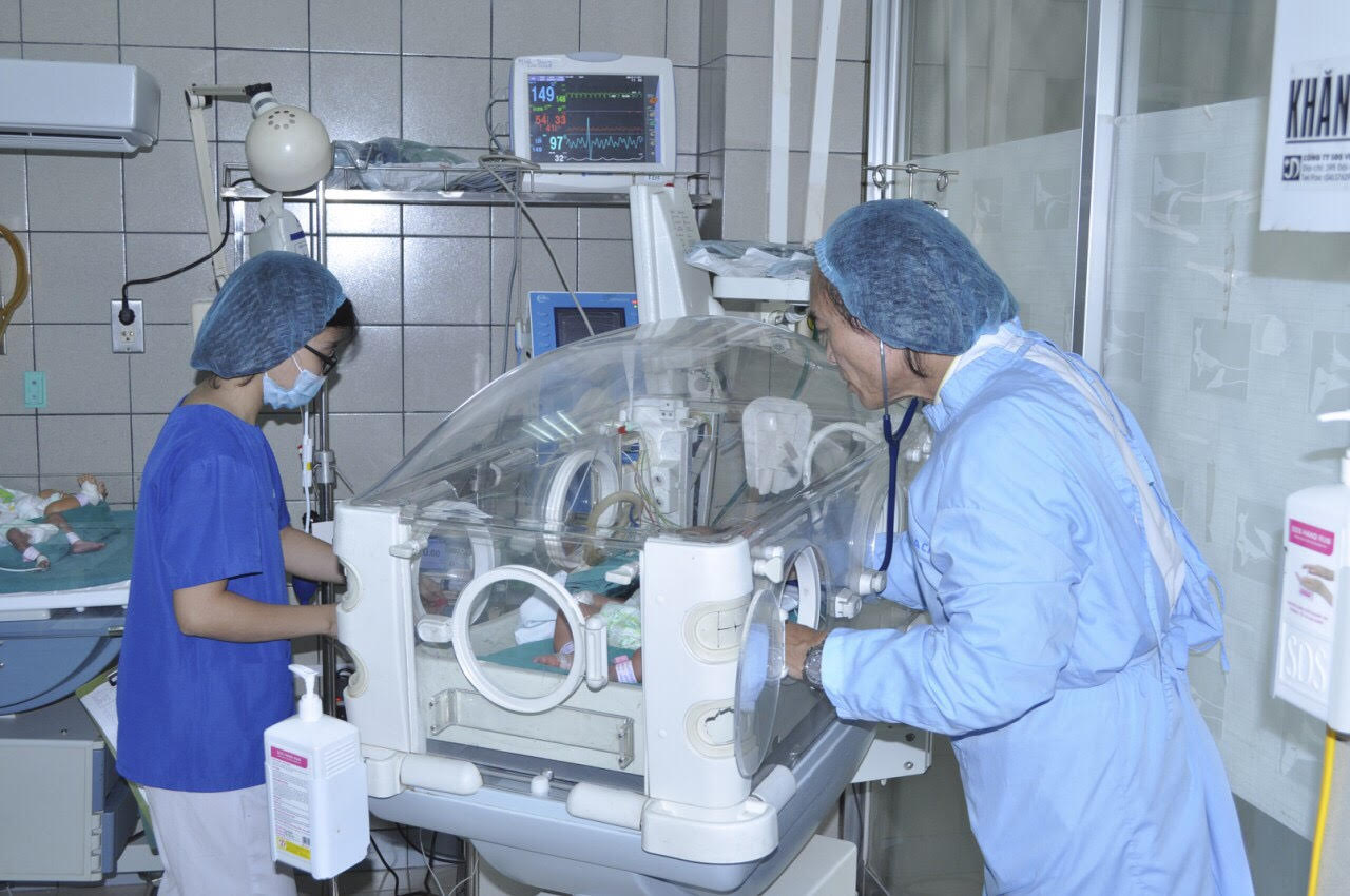 3 bệnh nhi chuyển lên từ Bệnh viện Sản Nhi Bắc Ninh được chăm sóc đặc biệt tại Bệnh viện Bạch Mai.