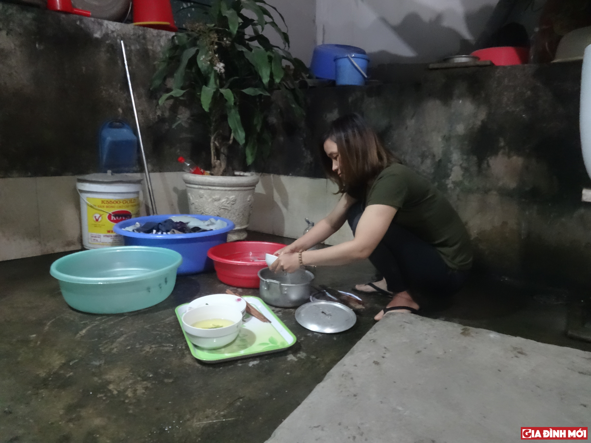 Sau bữa cơm tối, cô giáo trẻ vội vàng rửa dọn bát đũa để bắt tay vào công việc làm thêm của mình.