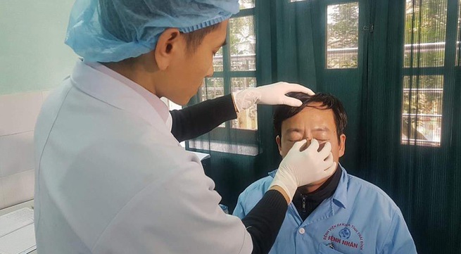 Bác sĩ Nghĩa được các bác sĩ Khoa Tai Mũi Họng Bệnh viện Đa khoa tỉnh chăm sóc vết thương trên mũi.