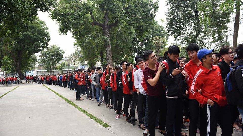 Từ chiều 26/1, các bạn sinh viên của Đại học Bách Khoa đã háo hức xếp hàng nhận vé để xem trực tiếp trận Chung kết U23 Châu Á tại sân vận động tại ký túc xá.