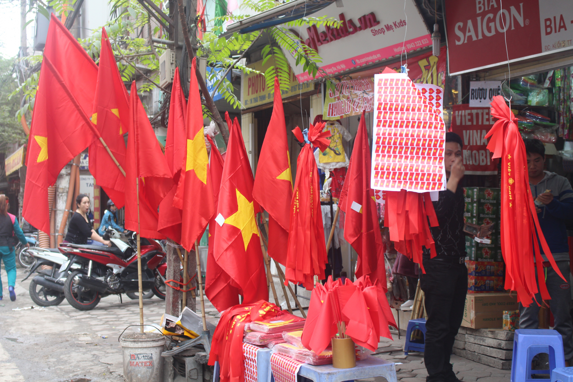 Dường như tất cả đang có chung niềm hân hoan, háo hức chờ đợi các cầu thủ của Việt Nam làm nên lịch sử.