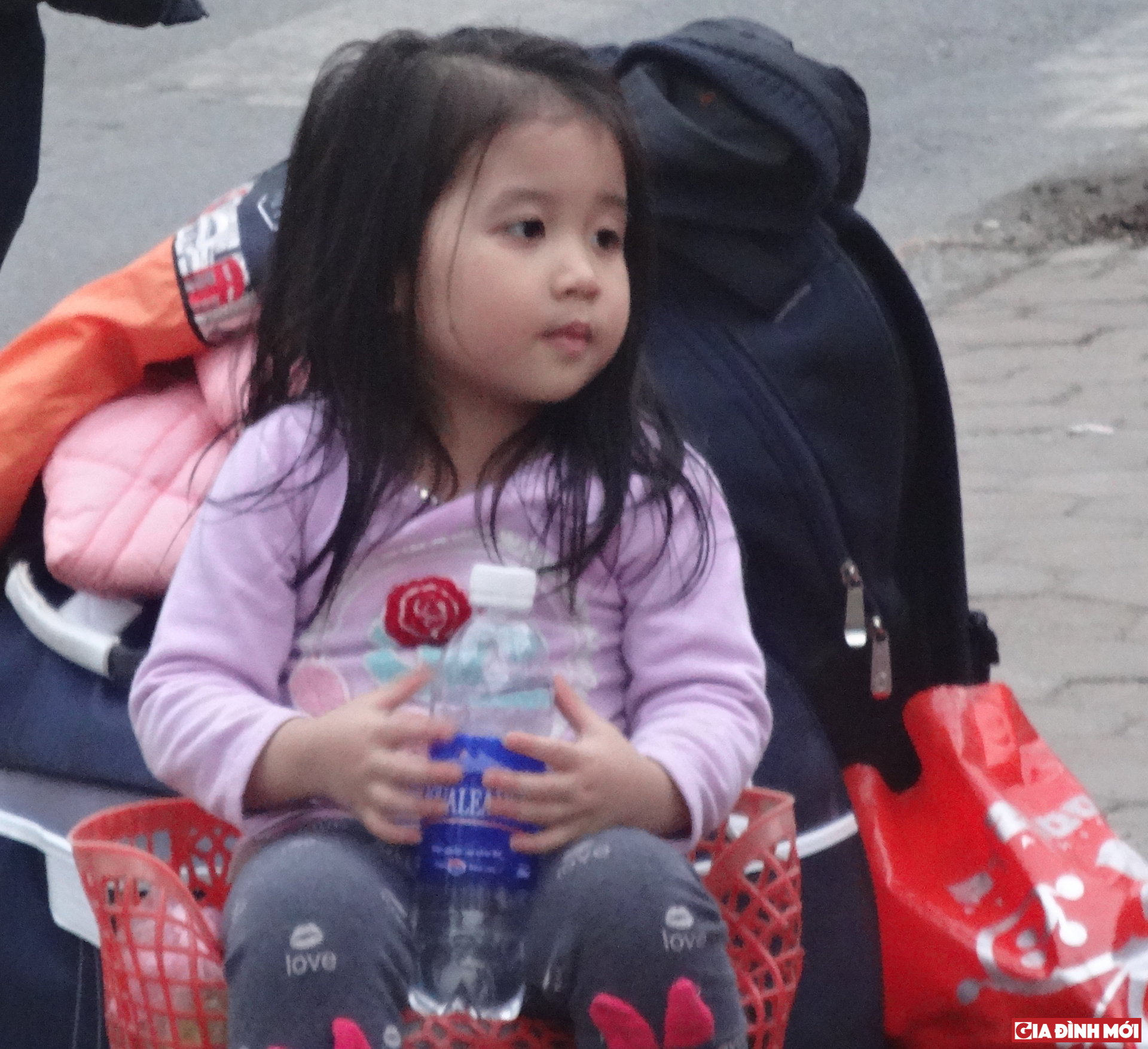 Kết thúc nghỉ lễ, nhiều gia đình trở lại Hà Nội bắt đầu công việc cũng là lúc nhiều trẻ nhỏ theo cha mẹ về Thủ đô.