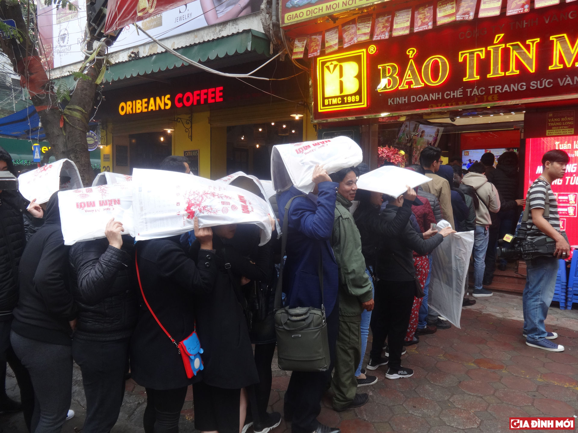 Bất chấp thời tiết mưa gió, nhiều người vẫn xếp hàng chờ mua vàng cầu may ngày vía thần tài.