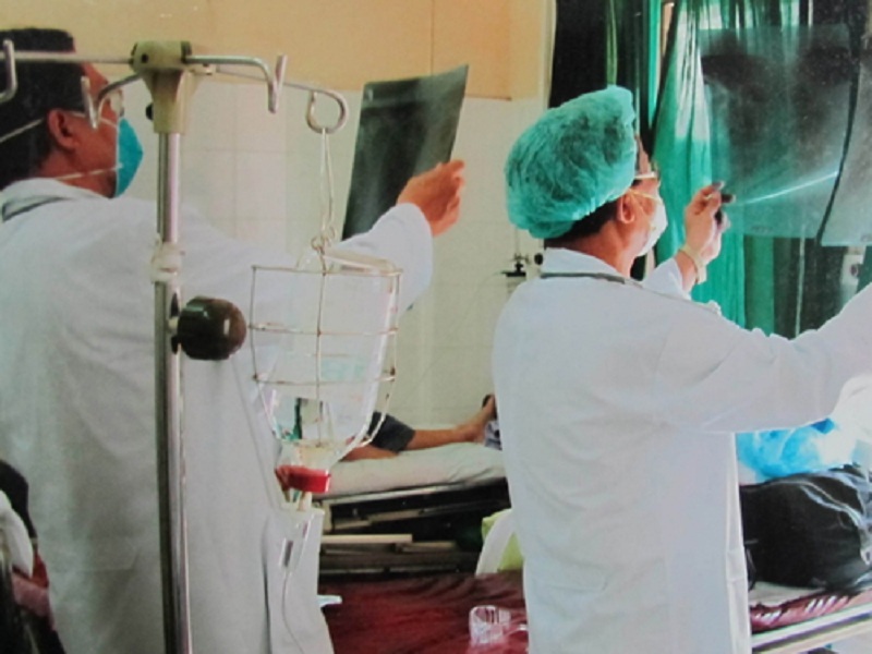 GS Lê Đăng Hà (phải) và đồng nghiệp kiểm tra phim X-quang của bệnh nhân SARS năm đó. Ảnh tư liệu do GS Lê Đăng Hà cung cấp