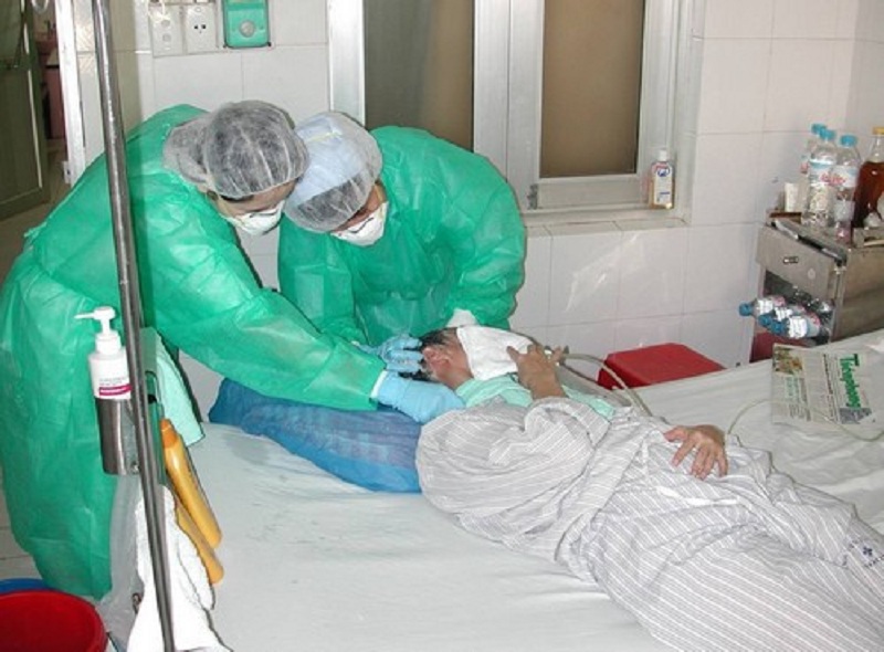 Nhân viên y tế chăm sóc bệnh nhân SARS lúc đó. Ảnh tư liệu do Bệnh viện Bệnh nhiệt đới Trung ương cung cấp.