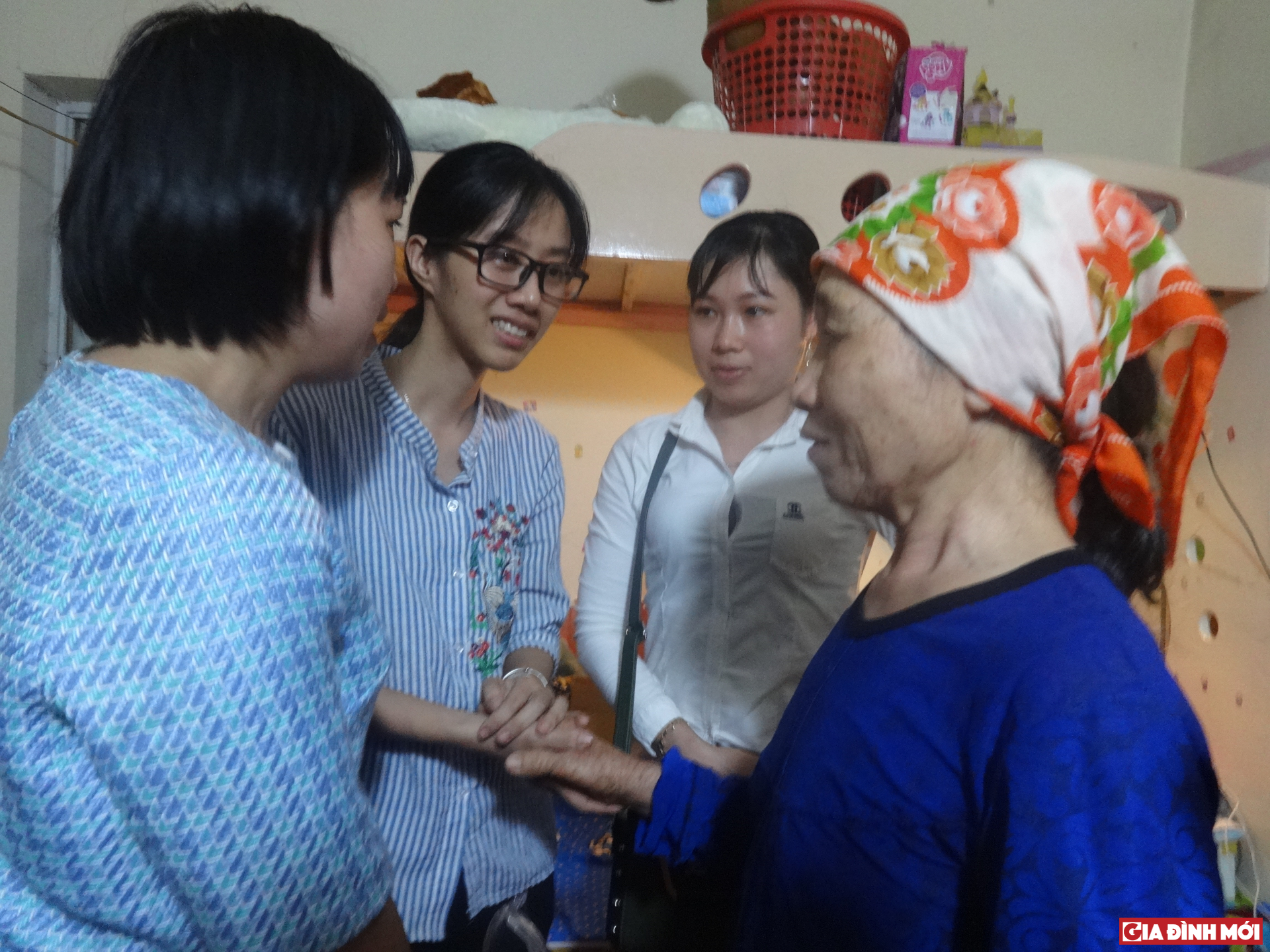 Bà H. và chị Dương (mẹ bé Hải An) trong cuộc gặp đầy mong chờ chiều ngày 5/3.