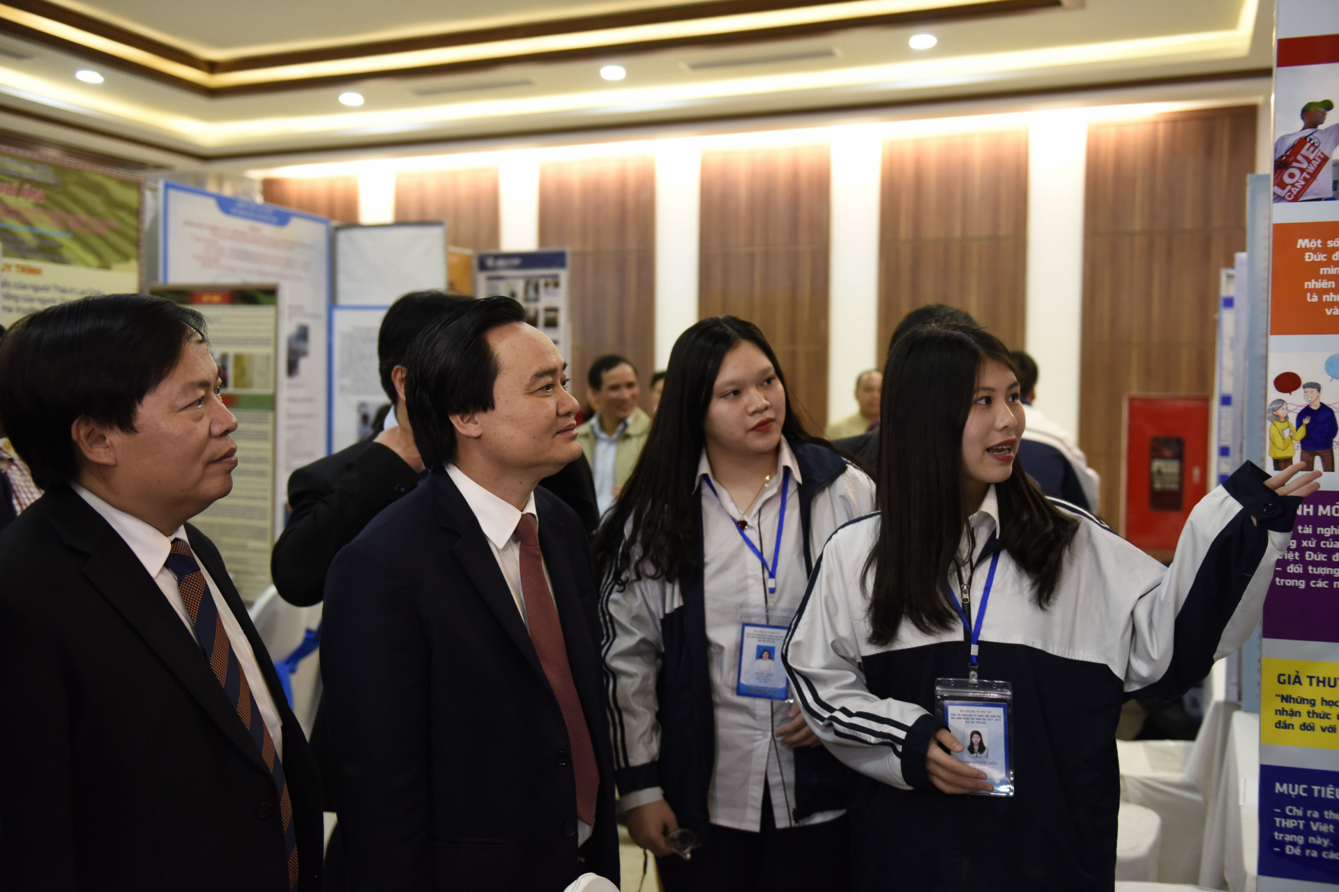 Bộ trưởng Phùng Xuân Nhạ tham quan khu trưng bày các sản phẩm dự thi.