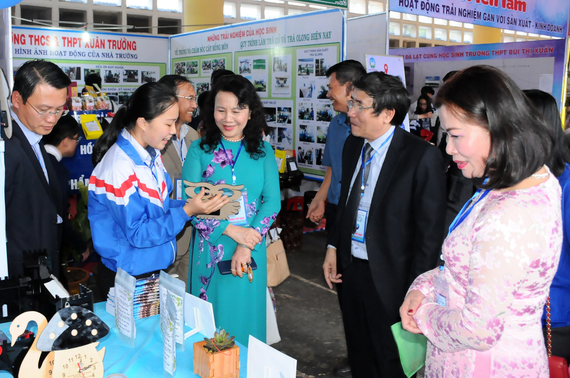 Thứ trưởng Nguyễn Thị Nghĩa thăm quan khu triển lãm các sản phẩm trải nghiệm sáng tạo của các em học sinh tỉnh Lâm Đồng.