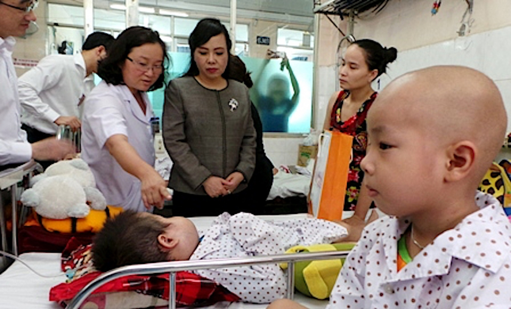 

 Bộ trưởng Bộ Y tế thăm các bệnh nhi bị ung thư - ảnh Vân Sơn   