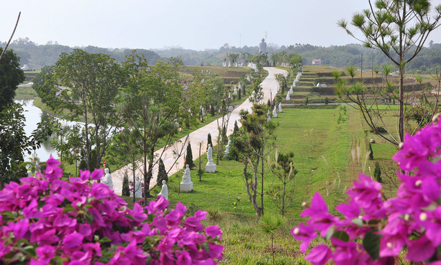   Lối vào Công viên Nghĩa trang Thiên Đức còn được gọi là Thiên Đức Vĩnh Hằng Viên   