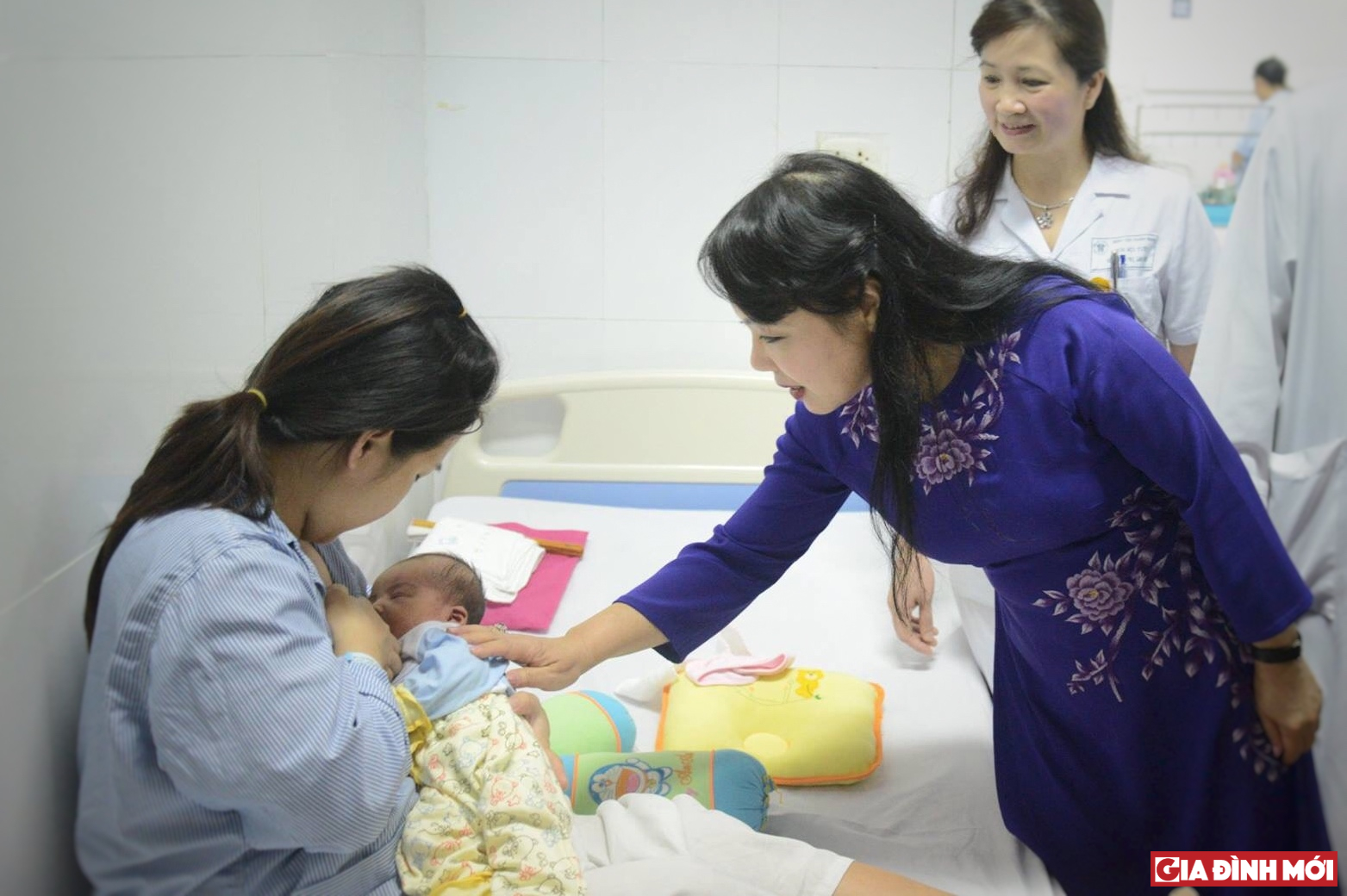 Bộ trưởng Bộ Y tế Nguyễn Thị Kim Tiến thăm hỏi sản phụ 