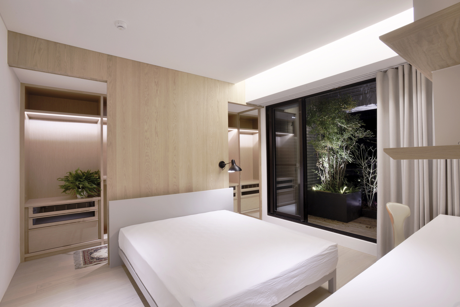 Để bớt lạnh do màu trắng, phòng ngủ kết hợp với gỗ và ban công nhiều cây xanh