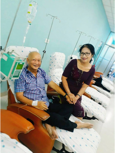 

Nhờ sự động viên của vợ, ông Bình đã vượt qua căn bệnh ung thư  