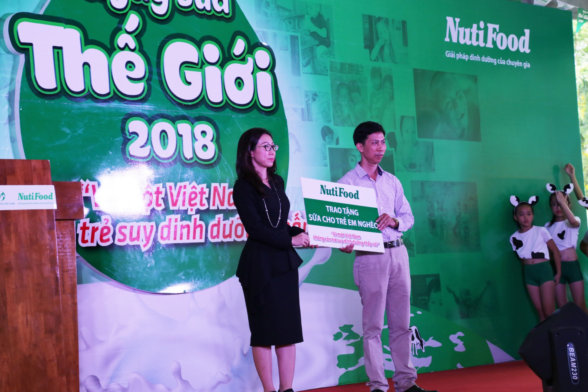 Bác sĩ Trần Thị Lệ đại diện NutiFood trao tặng sữa cho trẻ em nghèo    