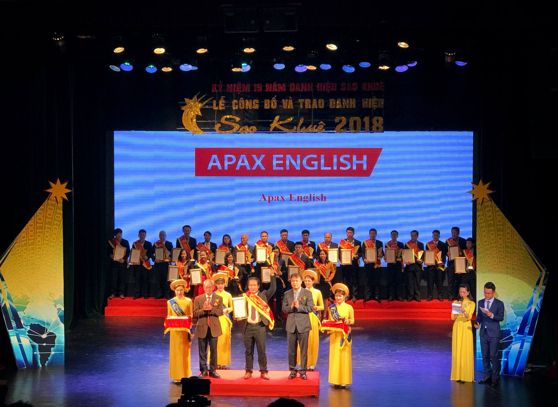 Apax English nhận giải thưởng Sao Khuê 2018