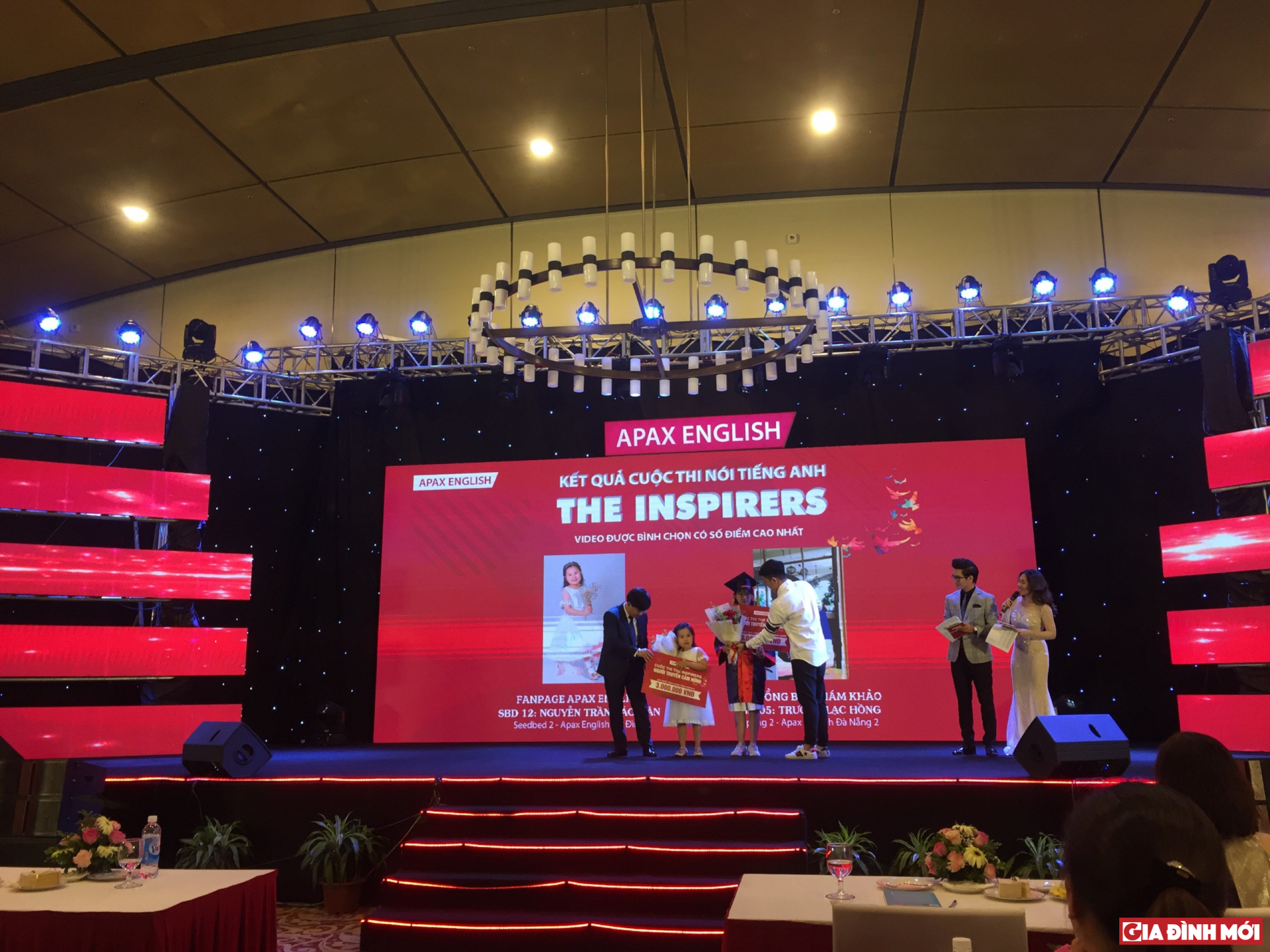 Shark Thủy trao 2 giải Nhất cuộc thi “The Inspirers - Người truyền cảm hứng” cho bé Nguyễn Trần Bảo Hân và bé Trương Lạc Hồng.