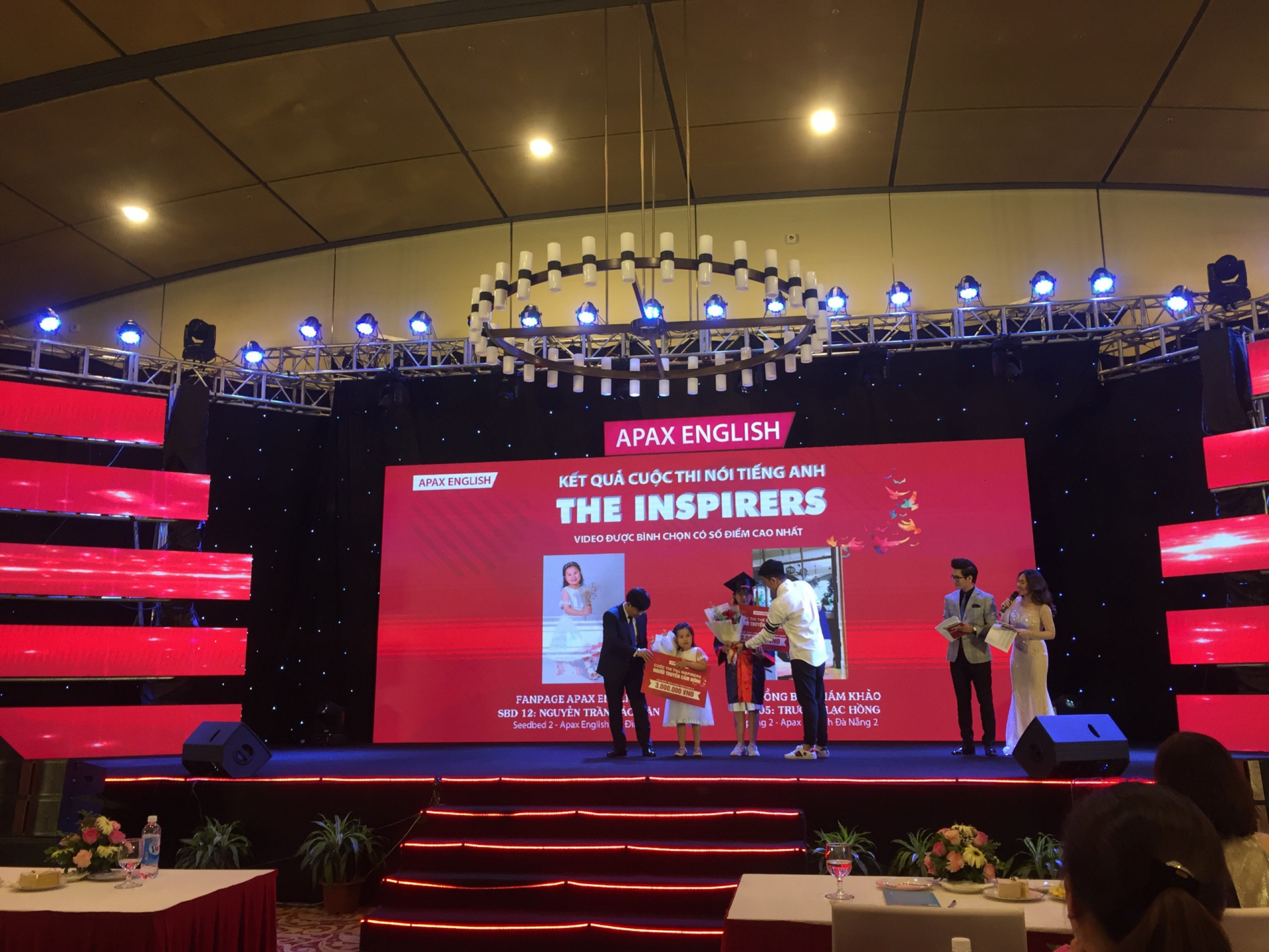 Shark Nguyễn Ngọc Thủy – Chủ tịch HĐQT kiêm người sáng lập Apax English đã trao 2 giải Nhất cuộc thi “The Inspirers - Người truyền cảm hứng”