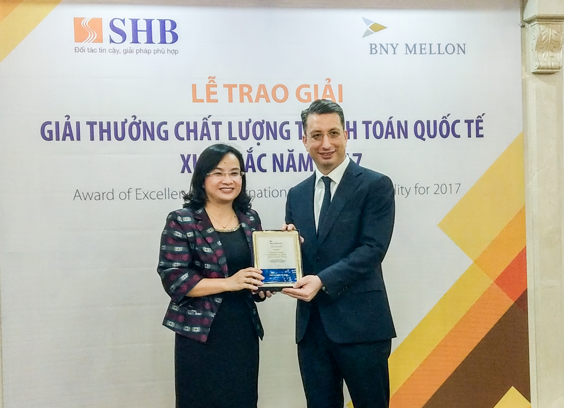 Phó Tổng Giám đốc Ngô Thu Hà đại diện ngân hàng SHB nhận giải thưởng STP Award lần thứ 8 liên tiếp, khẳng định chất lượng dịch vụ thanh toán quốc tế của SHB.