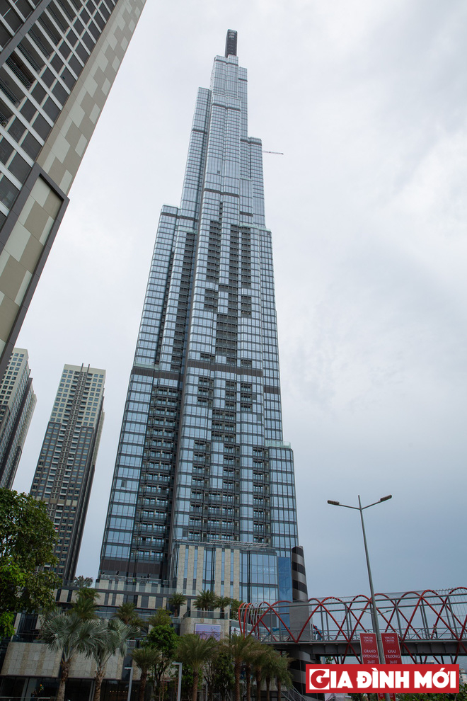Toà nhà 81 tầng cao vời vợi 