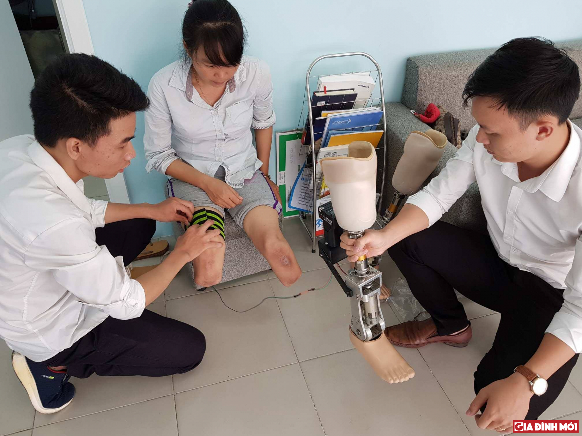 Từ lời kêu gọi của Gia Đình Mới, bạn đọc đã góp số tiền 230 triệu đồng để làm đôi chân giả cho chị Nguyễn Thị Đào - người phụ nữ kém may mắn bị cụt cả 2 chân