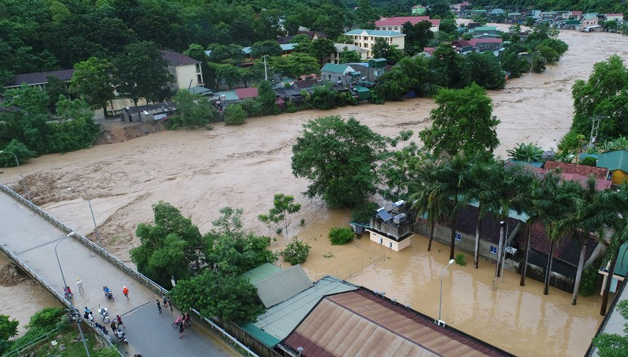 Thị trấn Mường Xén và nhiều xã khác bị ngập sâu vì nước sông Nậm Mộ lên cao - (Ảnh: Duy Khánh).  