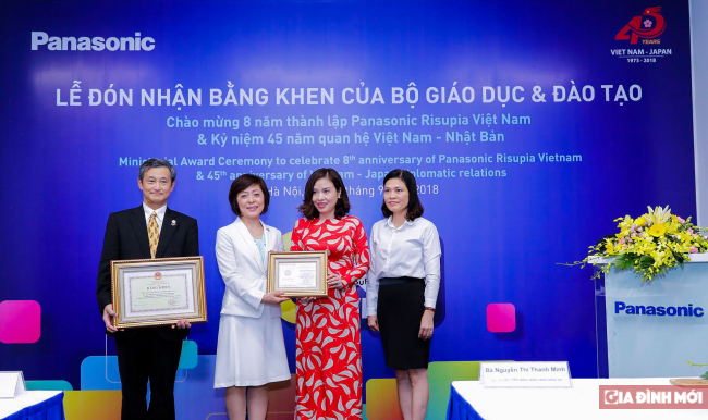   Ông Kazuhiro Matsushita – Tổng Giám đốc công ty TNHH Panasonic Việt Nam và bà Yoshiko Hamazaki nhận bằng khen  