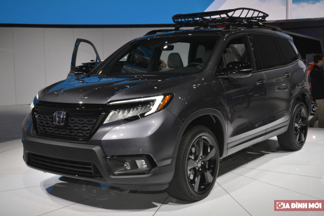   Honda hồi sinh dòng Passport bằng việc ra mắt chiếc SUV hạng trung tại triển lãm xe hơi Los Angeles đang diễn ra tại Mỹ. Passport được định vị giữa Pilot và CR-V. Xe chở được 5 người, tức không có hàng ghế thứ ba.  