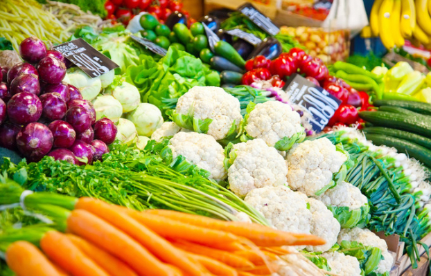   Lượng rau xanh nên ăn: 300-500 g mỗi ngày Rau xanh là loại thức ăn không thể thiếu. Ăn 300-500 g rau xanh mỗi ngày giúp bạn bổ sung đầy đủ các vitamin và chất khoáng, tăng cường tiêu hóa.  