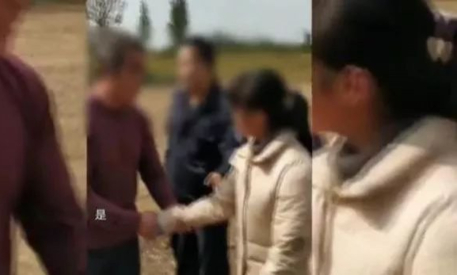   Zhang Mou gặp lại bố ruột sau 6 năm bị người đàn ông 50 tuổi bắt cóc về làm vợ bé. Ảnh: Global.newsmagazine.  