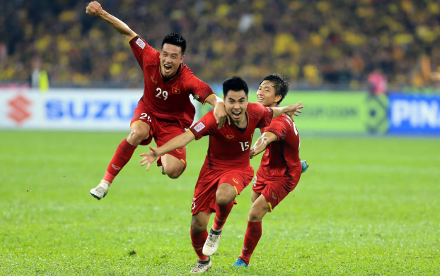   Tái ngộ đội cùng bảng Malaysia ở chung kết, HLV Park Hang-seo đã gây bất ngờ khi để Đức Chinh và Huy Hùng đá chính ở lượt đi. Khán giả càng ngạc nhiên hơn khi Huy Hùng và Đức Huy ghi liên tiếp hai bàn trong bốn phút, giúp Việt Nam dẫn Malaysia 2-0 ngay tại 'chảo lửa' Bukit Jalil.  