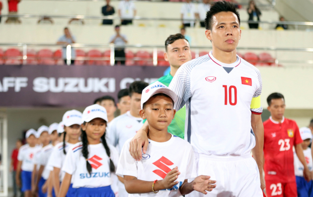   Việt Nam nằm ở bảng A tại AFF Cup 2018. Bảng đấu có sự góp mặt của Malaysia, Myanmar, Campuchia và Lào. Thầy trò HLV Park Hang-seo mở màn vòng bảng với trận đấu trên sân của Lào. Công Phượng, Anh Đức và Quang Hải lần lượt lập công, giúp Việt Nam giành chiến thắng dễ dàng 3-0 ở trận ra quân.  