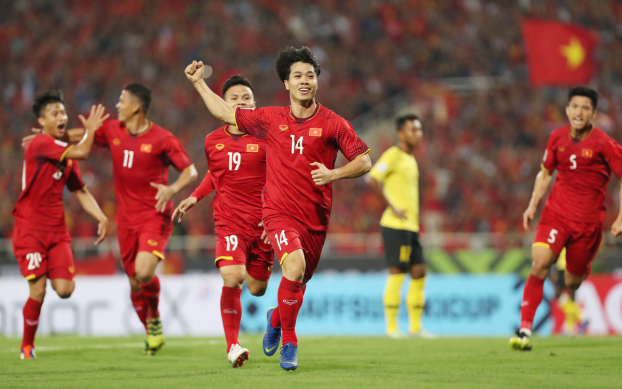   Việt Nam trở về sân nhà ở lượt đấu thứ hai, tiếp Malaysia - đội được đánh giá là đối thủ đáng gờm nhất với thầy trò HLV Park Hang-seo ở vòng bảng. Malaysia trội hơn ở thời lượng kiểm soát bóng nhưng với chiến thuật hợp lý, Việt Nam giành chiến thắng thuyết phục 2-0 nhờ hai pha lập công của Công Phượng và Anh Đức.  