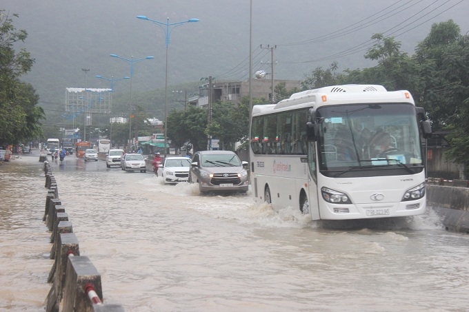    Nhiều tuyến đường ở Nha Trang bị ngập do mưa. (Ảnh: Báo Khánh Hòa).  