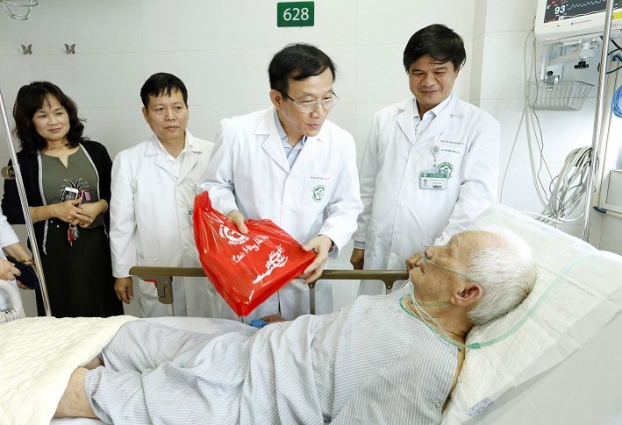   Trong dịp nghỉ tết kéo dài, khoa khám bệnh, Bệnh viện Bạch Mai sẽ tổ chức khám bệnh trong tất cả các ngày nghỉ tết, khoa Cấp cứu A9 của bệnh viện cũng làm việc như ngày thường để phục vụ nhân dân.  
