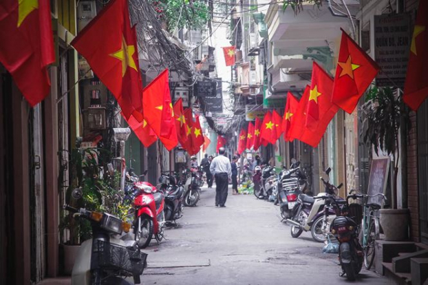   Các con phố, ngõ nhỏ của Thủ đô đồng loạt treo cờ đỏ sao vàng mừng năm mới Kỷ Hợi 2019. Ảnh Tiền Phong  