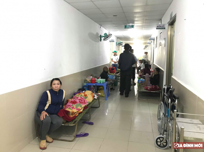   Cảnh bệnh nhân và người bệnh phải sinh hoạt ở hành lang bệnh viện vẫn phổ biến cho thấy điều kiện vật chất của Việt Nam còn nhiều khó khăn  