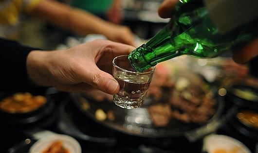    Đối với Phật giáo, trong kinh điển và giới luật của người xuất gia lẫn tại gia, Đức Phật dạy không nên uống rượu, vì cái hại lớn nhất của rượu là làm mất giống trí tuệ. Ảnh minh họa  