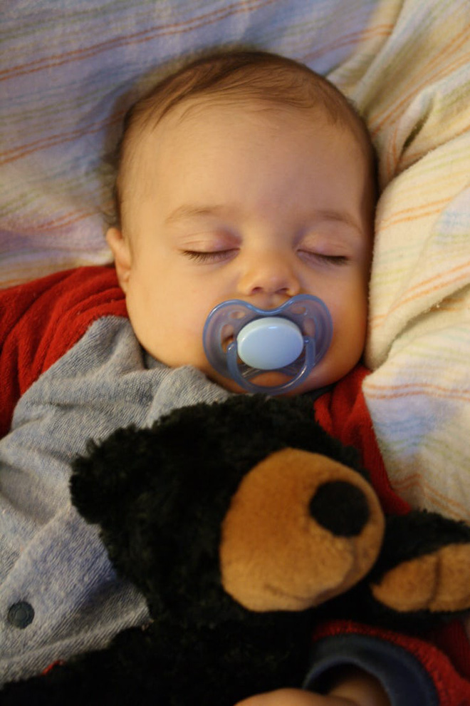    Việc cho trẻ thường xuyên sử dụng núm vú giả khi ngủ có thể trở thành thói quen khó bỏ  