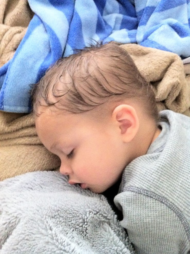    Điều chỉnh nhiệt độ phòng phù hợp sẽ giúp cho trẻ có thể ngủ ngon  