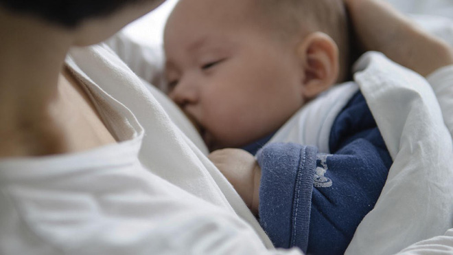   Việc cho bé bú no trước khi ngủ sẽ khiến cho trẻ không còn thức giấc giữa đêm vì đói  