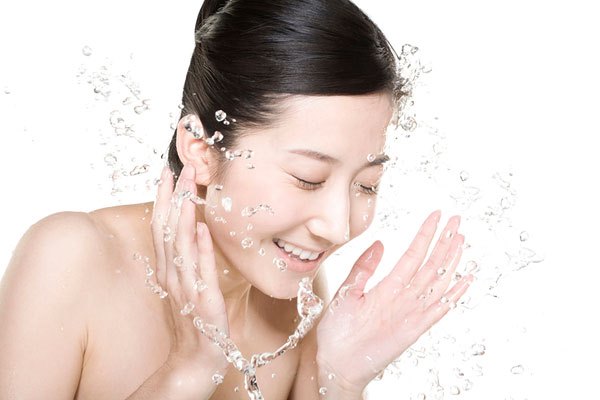   Không sử dụng nước quá nóng khi rửa mặt vào mùa đông để tránh da nứt nẻ  