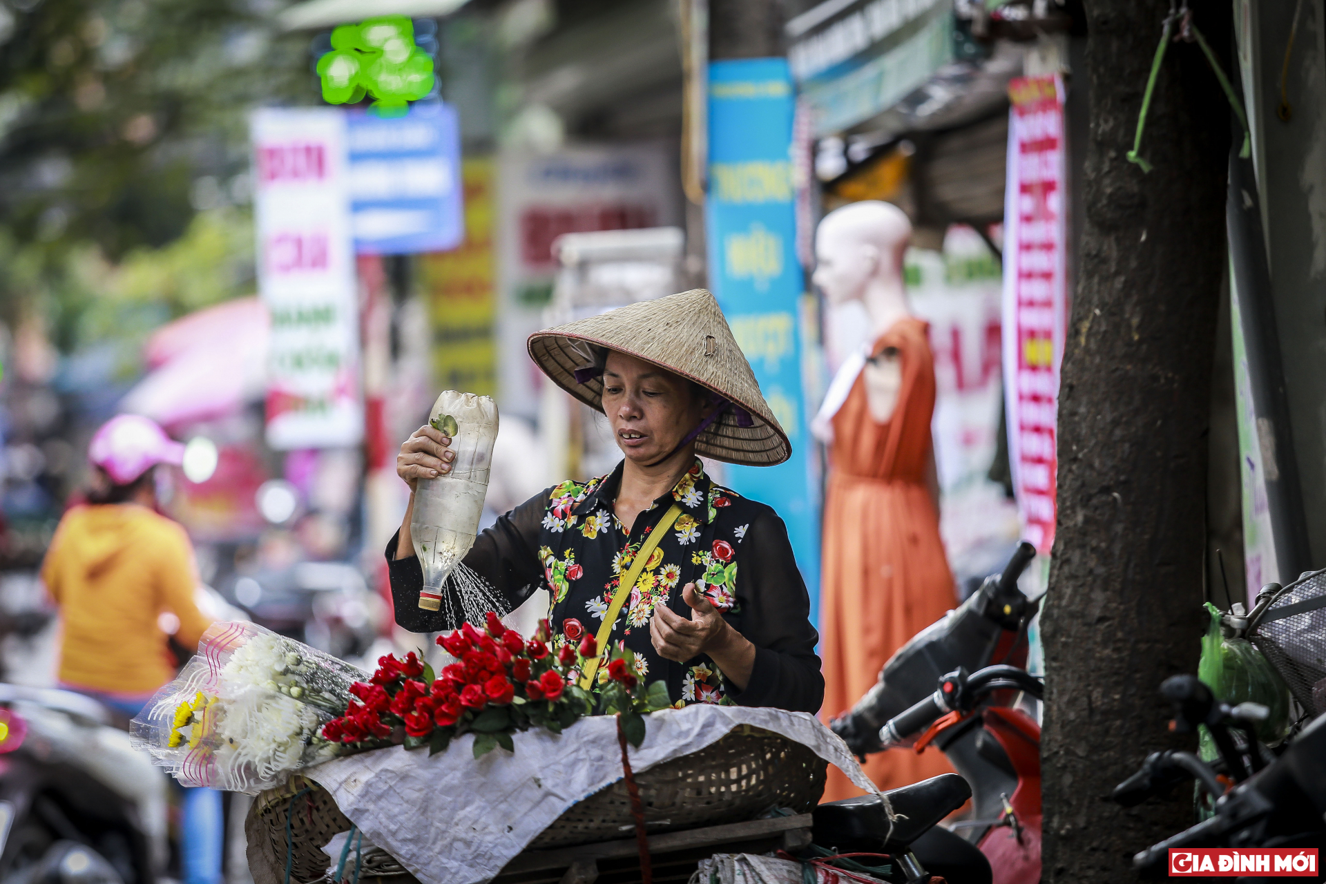    Người phụ nữ bán hoa tại đường Khương Trung Hà Nội  