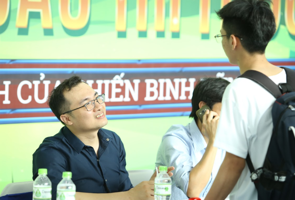Thầy Nguyễn Ngọc Anh đang trả lời những băn khoăn của các bạn học sinh 2000.