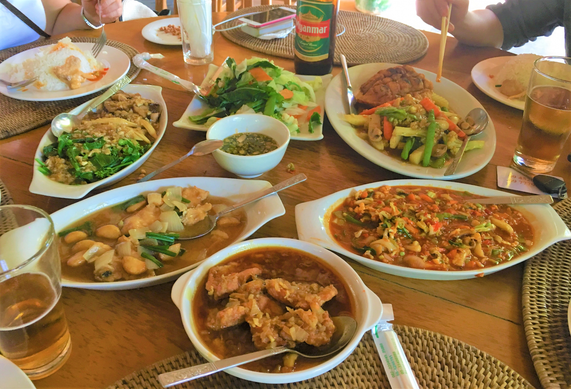 Ẩm thực Myanmar là các món cà ri, các món ăn được nêm nếm đậm, cay và nồng.