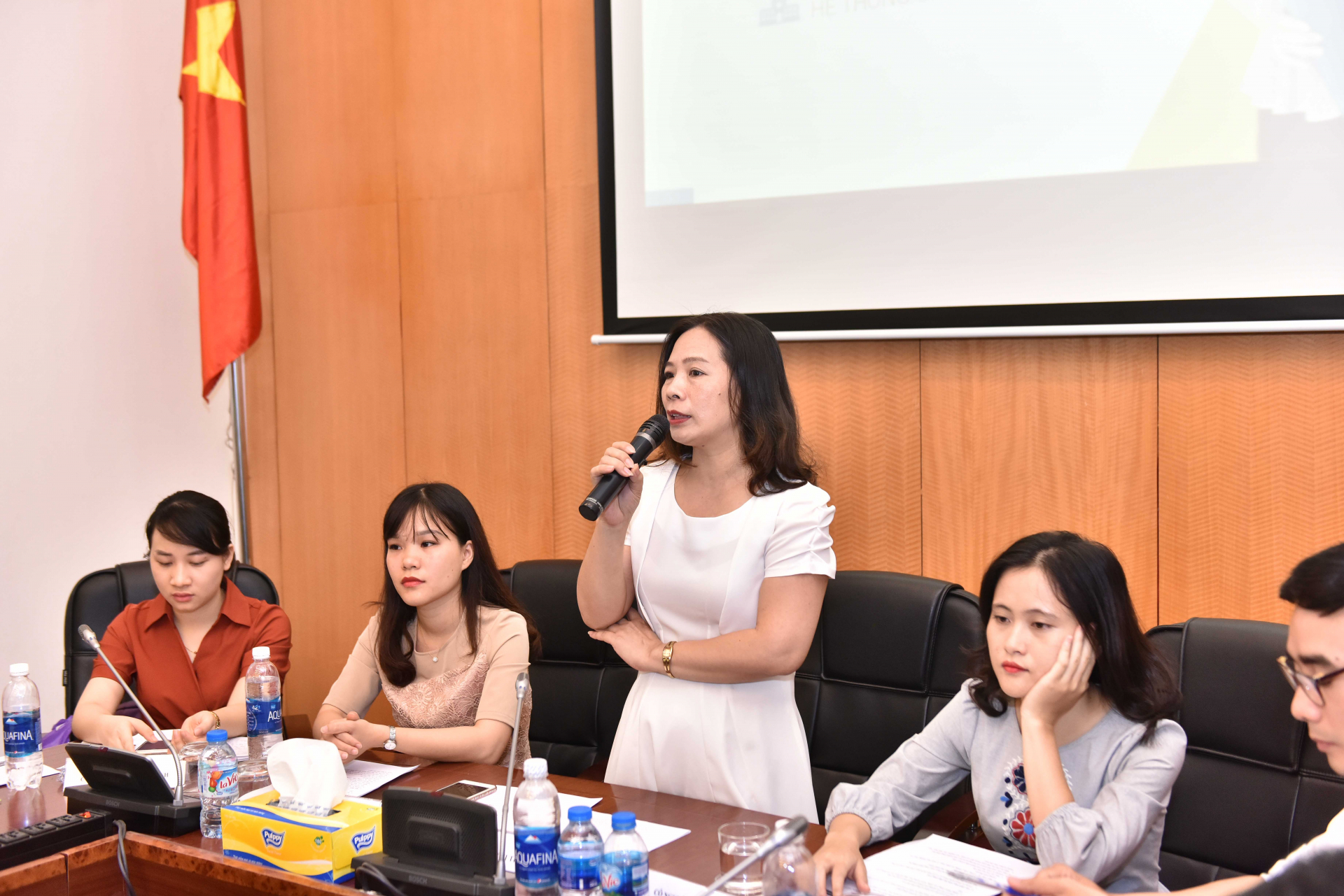 Cô Phạm Thị Thúy Ngọc - Phó Hiệu trưởng chuyên môn trường THCS Trung Tú tư vấn tại hội thảo.