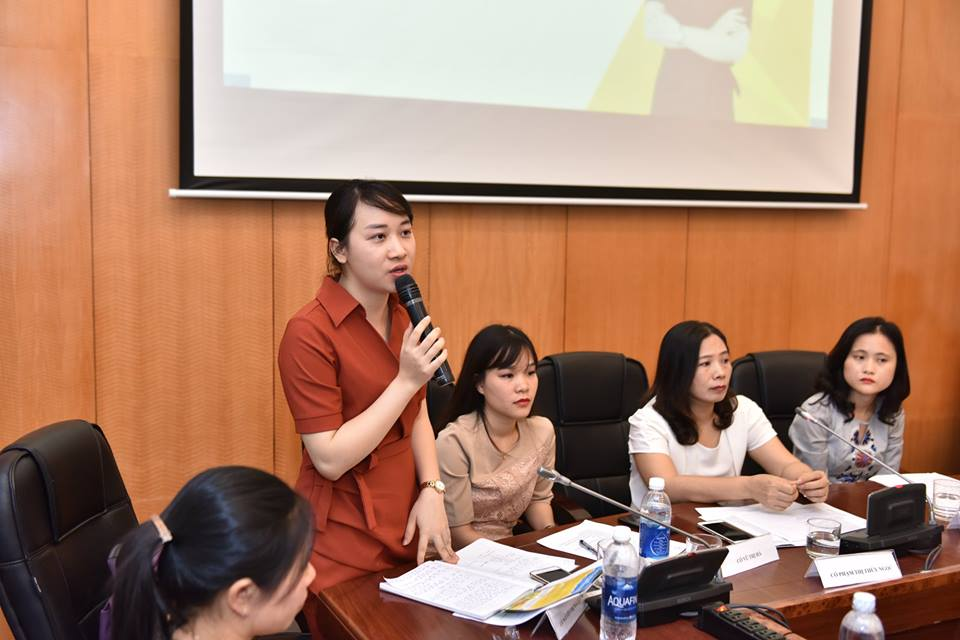 Cô Nguyễn Thị Mai Quỳnh tại buổi tư vấn cho phụ huynh.